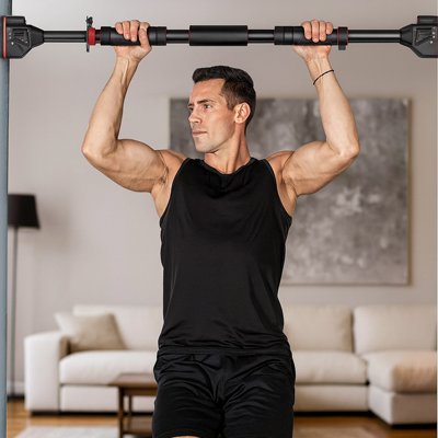 barre de traction porte homme avec t-shirt noir