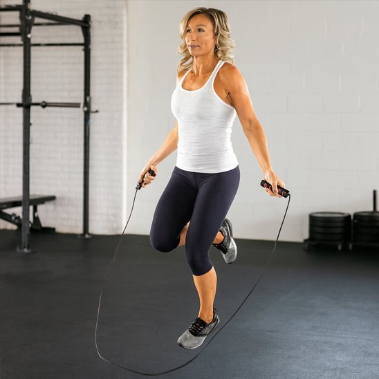corde a sauter fitness calorie burner  femme blonde saute