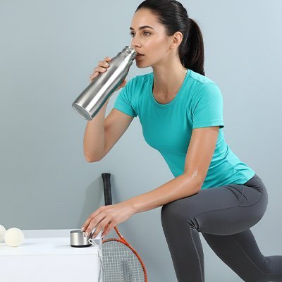gourde isotherme hydra perfection femme a genoux 